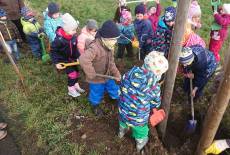 Mit Schaufel und Spaten fürs Klima