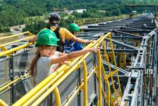 Per Klassenticket auf den liegenden Eiffelturm