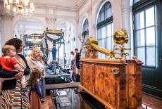 Eine museale Weltreise in 15 Akten